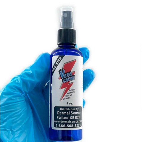 vasocaina anestesia tatuajes Una mano con guante sosteniendo una botella azul de líquido